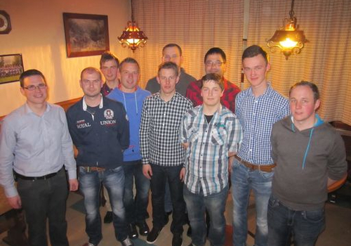 Unten: v.l. Andreas Flore, Alexander Frei, Tobias Schümmelfeder, Florian Schmand, Fabian Wilschewski, Alexander Deutsch, Norbert Schmand, Florian Henze, Maximilian Thill